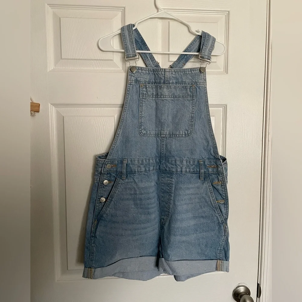BDG Urban Outfitters Women’s 31 Light Wash Denim Short Overalls